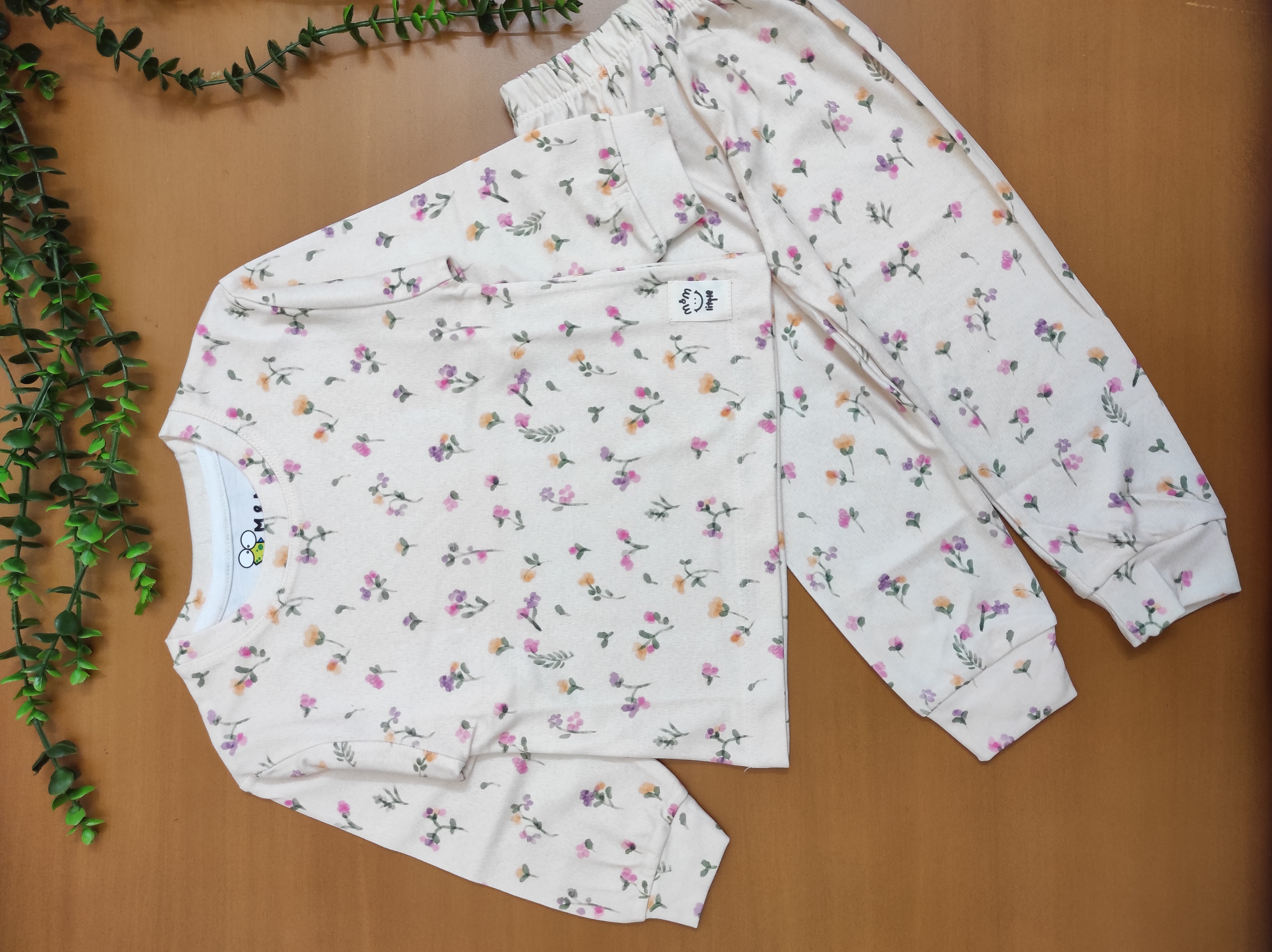 تصویر بلوز و شلوار راحتی دخترانه طرح گل ریز - ۸ـ۹ 